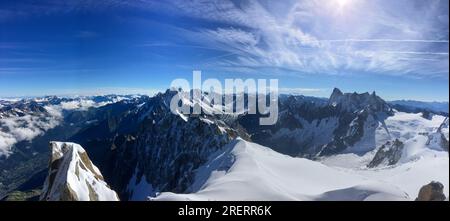 Vue panoramique sur certains des plus hauts sommets des Alpes depuis l'aiguille du midi, dont l'aiguille verte et les grandes Jorasses Banque D'Images