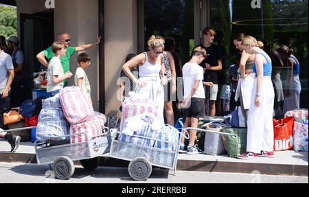 PESCHIERA DEL GARDA - les vacanciers néerlandais sont pris en charge en bus au camping Bella Italia sur le lac de Garde. Les Néerlandais, qui étaient en vacances dans divers endroits du nord de l'Italie, qui a été frappée par des intempéries, et qui ont subi des dommages, sont ramenés chez eux en bus. ANP GIUSEPPE ZANARDELLI pays-bas sorti - belgique sorti Banque D'Images