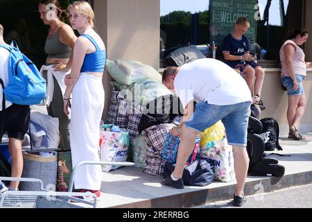 PESCHIERA DEL GARDA - les vacanciers néerlandais sont pris en charge en bus au camping Bella Italia sur le lac de Garde. Les Néerlandais, qui étaient en vacances dans divers endroits du nord de l'Italie, qui a été frappée par des intempéries, et qui ont subi des dommages, sont ramenés chez eux en bus. ANP GIUSEPPE ZANARDELLI pays-bas sorti - belgique sorti Banque D'Images