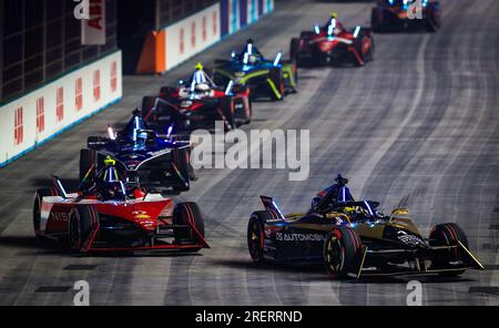 Stoffel Vandoorne de DS Penske suivi par Norman Nato de Nissan lors de la course du samedi le premier jour de l'E-Prix Hankook London 2023 sur l'Excel circuit de Londres. Date de la photo : Samedi 29 juillet 2023. Banque D'Images