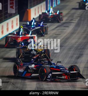 DaN Ticktum de NIO 333 Racing suivi par Stoffel Vandoorne de DS Penske lors de la course du samedi le premier jour de l'E-Prix Hankook London 2023 sur l'Excel circuit de Londres. Date de la photo : Samedi 29 juillet 2023. Banque D'Images