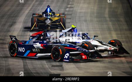 DaN Ticktum de NIO 333 Racing (en bas) affronte Sam Bird de Jaguar TCS Racing (au milieu) suivi par Stoffel Vandoorne de DS Penske lors de la course du samedi le premier jour de l'E-Prix Hankook London 2023 sur l'Excel circuit de Londres. Date de la photo : Samedi 29 juillet 2023. Banque D'Images