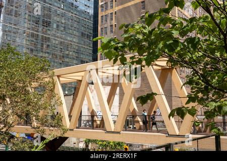 Le pont en treillis en bois relie la ligne haute à la salle de train Moynihan sur le côté ouest de Manhattan, 2023, New York City, États-Unis Banque D'Images