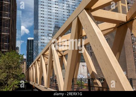 Le pont en treillis en bois relie la ligne haute à la salle de train Moynihan sur le côté ouest de Manhattan, 2023, New York City, États-Unis Banque D'Images