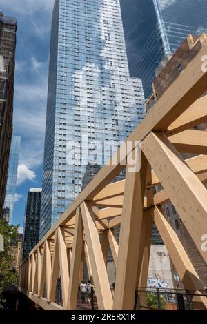 Le pont en treillis en bois relie la ligne haute à la salle de train Moynihan sur le côté ouest de Manhattan, 2023, New York City, États-Unis Banque D'Images