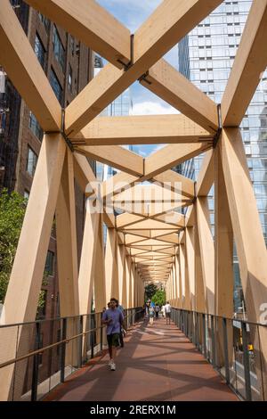 Le pont en treillis en bois relie la ligne haute à la salle de train Moynihan sur le côté ouest de Manhattan, 2023, New York City, États-Unis Banque D'Images