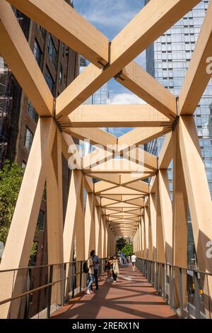 Le pont en treillis en bois relie la ligne haute à la salle de train Moynihan sur le côté ouest de Manhattan, 2023, New York City, États-Unis Banque D'Images