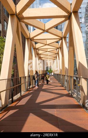 Le pont en treillis en bois relie la ligne haute à la salle de train Moynihan sur le côté ouest de Manhattan, 2023, New York City, États-Unis Banque D'Images