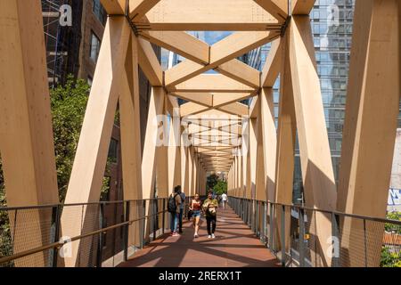 Le pont en treillis en bois relie la ligne haute à la salle de train Moynihan sur le côté ouest de Manhattan, 2023, New York City, États-Unis Banque D'Images