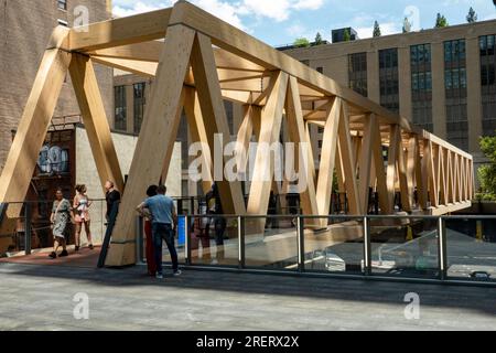 Le pont en treillis en bois relie la ligne haute à la salle de train Moynihan sur le côté ouest de Manhattan, 2023, New York City, États-Unis Banque D'Images