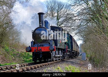 Deux locomotives-chars victoriennes passent devant Orchard Crossing Bewdley sur la Severn Valley Railway. Banque D'Images