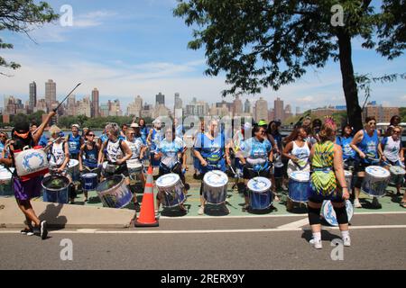 New York, États-Unis. 29 juillet 2023. Un groupe de musique joue dans une rue temporairement sans voiture dans le quartier New-yorkais du Queens. Sur des vélos, des patins à roulettes ou à pied, des milliers de personnes ont défilé le long de kilomètres de rues sans voiture à New York samedi. Le programme populaire 'Summer Streets' a été étendu cette année pour la première fois aux cinq arrondissements de la métropole de millions de personnes. Crédit : Christina Horsten/dpa/Alamy Live News Banque D'Images