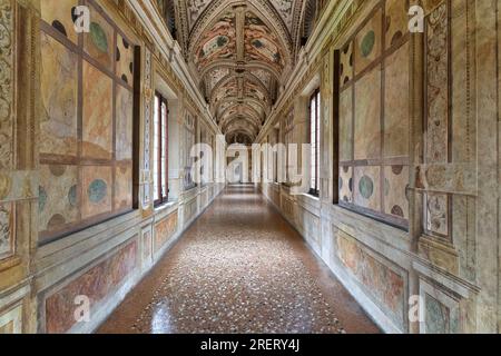 Palais ducal à Mantoue, Italie. Divisé en sept baies, le Corridor de Moor a été construit probablement pour modifier un passage découvert. Banque D'Images