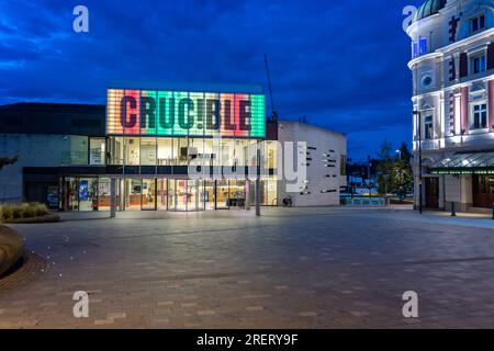 Le Crucible Theatre s'est illuminé de nuit à Tudor Square, Sheffield, South Yorkshire, Royaume-Uni, le 25 juillet 2023 Banque D'Images