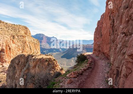 Voyage le long du South Kaibab Trail avec une vue imprenable sur le canyon. Banque D'Images