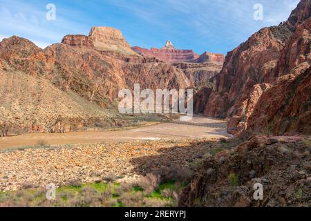 La paisible rivière Colorado serpente à travers le Grand Canyon. Banque D'Images