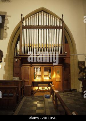 Fowey, Cornouailles, Royaume-Uni, mars 2022 : l'orgue de l'église paroissiale de Fowey (alias Église Saint-Fimbarrus), illuminé dans un puits de lumière du soleil. Banque D'Images