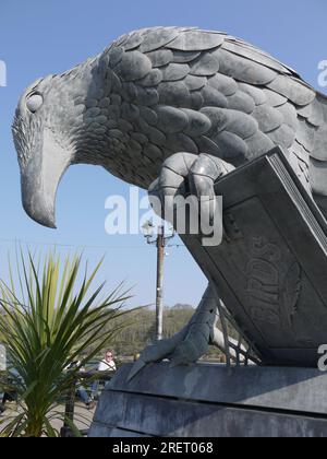 Fowey, Cornouailles, Royaume-Uni, mars 2022 : Rook with a Book by Thrussells, une sculpture célébrant les oiseaux de Daphne du Maurier. Banque D'Images