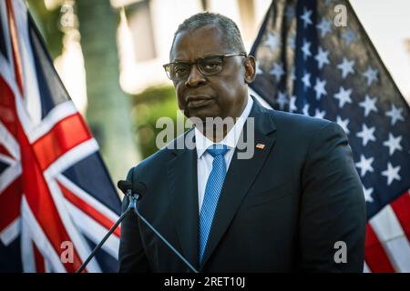 Brisbane, Australie. 29 juillet 2023. Le secrétaire américain à la Défense, Lloyd Austin, écoute une question lors d’une conférence de presse à la suite des 33e consultations ministérielles annuelles Australie-États-Unis, le 29 juillet 2023 à Brisbane, en Australie. Crédit : Chad McNeeley/DOD/Alamy Live News Banque D'Images