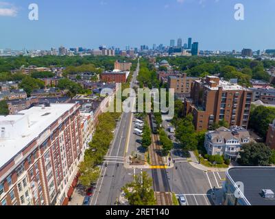 Vue aérienne de Boston Back Bay, y compris la tour John Hancock, la tour Prudential et l'hôtel four Seasons depuis Coolidge Corner sur Beacon Avenue à Bro Banque D'Images