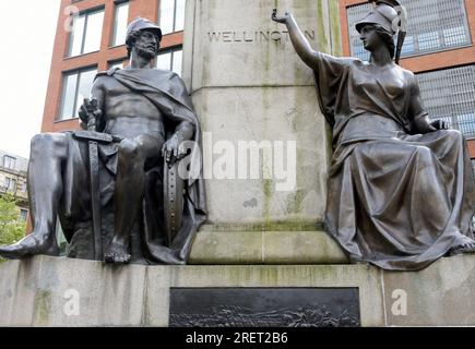 Manchester, Royaume-Uni, 29 juillet 2023. Les figures en bronze sur la statue du duc de Wellington à Piccadilly Gardens, centre de Manchester, Royaume-Uni, Wellington (non représenté) avec les figures de Mars (pour la vaillance) à gauche et Minerve (pour la sagesse) sous lui. Manchester Day - On Holiday!, gratuit, amusant, familial, événements dans les rues du centre-ville Manchester, Royaume-Uni. Soutenu par Manchester City Council, Manchester Airport Group, Biffa, The Co-op, Manchester Evening News, Walk the Plank, Kingdom of Sweets, British Firefighter Challenge et Capri Beach Club. Crédit : Terry Waller/Alamy Live News Banque D'Images