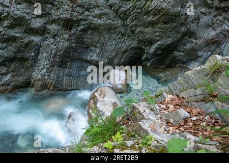 Les eaux sauvages du Garnitzenbach jaillissent entre les rochers à l'intérieur du Garnitzenklamm dans l'état autrichien de Carinthie Banque D'Images