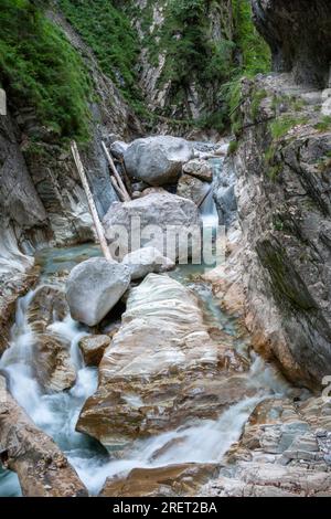 Les eaux sauvages du Garnitzenbach jaillissent entre les rochers à l'intérieur du Garnitzenklamm dans l'état autrichien de Carinthie Banque D'Images