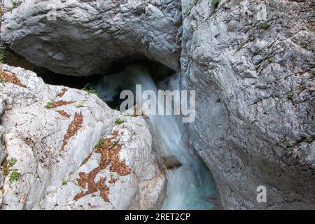 Les eaux sauvages du Garnitzenbach jaillissent entre des rochers étroits à l'intérieur du Garnitzenklamm dans l'état autrichien de Carinthie Banque D'Images