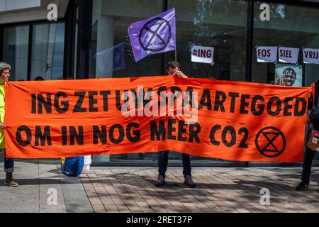 Rotterdam, Hollande du Sud, pays-Bas. 29 juillet 2023. Les militants pour le climat brandissent un panneau de protestation pendant la manifestation. Le 29 juillet 2023, dans le cadre de la campagne ''ING Hot Summer Tour'', des activistes de extinction Rebellion manifestent dans une succursale ING Bank à Rotterdam, aux pays-Bas. (Image de crédit : © James Petermeier/ZUMA Press Wire) USAGE ÉDITORIAL SEULEMENT! Non destiné à UN USAGE commercial ! Banque D'Images