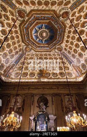 Étoile de l'ordre de la jarretière au centre du trompe l'oeil plafond, salle Cupola, King's State Apartments, Kensington Palace, Londres, Angleterre Banque D'Images