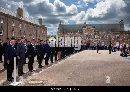 Berwick upon Tweed, Northumberland, Angleterre, Royaume-Uni. 29 juillet 2023 La King’s Own Scottish Borderers Association célèbre chaque année l’un de ses honneurs de bataille les plus célèbres le samedi le plus proche du 1 août, avec un défilé, la présentation de roses dans la caserne et une marche à travers la ville. Il commémore la participation de leurs précurseurs (25e régiment d'infanterie) comme l'un des régiments qui ont pris part à la bataille de Minden pendant la guerre de sept ans à cette date en 1759. Banque D'Images