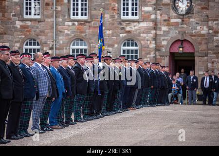 Berwick upon Tweed, Northumberland, Angleterre, Royaume-Uni. 29 juillet 2023 La King’s Own Scottish Borderers Association célèbre chaque année l’un de ses honneurs de bataille les plus célèbres le samedi le plus proche du 1 août, avec un défilé, la présentation de roses dans la caserne et une marche à travers la ville. Il commémore la participation de leurs précurseurs (25e régiment d'infanterie) comme l'un des régiments qui ont pris part à la bataille de Minden pendant la guerre de sept ans à cette date en 1759. Banque D'Images