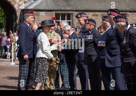 Berwick upon Tweed, Northumberland, Angleterre, Royaume-Uni. 29 juillet 2023 La King’s Own Scottish Borderers Association célèbre chaque année l’un de ses honneurs de bataille les plus célèbres le samedi le plus proche du 1 août, avec un défilé, la présentation de roses dans la caserne et une marche à travers la ville. Il commémore la participation de leurs précurseurs (25e régiment d'infanterie) comme l'un des régiments qui ont pris part à la bataille de Minden pendant la guerre de sept ans à cette date en 1759. Banque D'Images