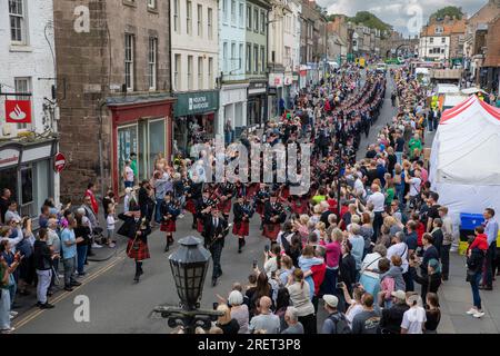 Berwick upon Tweed, Northumberland, Angleterre, Royaume-Uni. 29 juillet 2023 La King’s Own Scottish Borderers Association célèbre chaque année l’un de ses honneurs de bataille les plus célèbres le samedi le plus proche du 1 août, avec un défilé, la présentation de roses dans la caserne et une marche à travers la ville. Il commémore la participation de leurs précurseurs (25e régiment d'infanterie) comme l'un des régiments qui ont pris part à la bataille de Minden pendant la guerre de sept ans à cette date en 1759. Banque D'Images