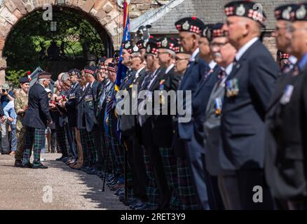 Berwick upon Tweed, Northumberland, Angleterre, Royaume-Uni. 29 juillet 2023 La King’s Own Scottish Borderers Association célèbre chaque année l’un de ses honneurs de bataille les plus célèbres le samedi le plus proche du 1 août, avec un défilé, la présentation de roses dans la caserne et une marche à travers la ville. Il commémore la participation de leurs précurseurs (25e régiment d'infanterie) comme l'un des régiments qui ont pris part à la bataille de Minden pendant la guerre de sept ans à cette date en 1759. Banque D'Images