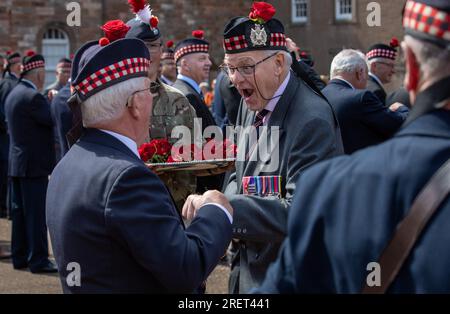 Berwick upon Tweed, Northumberland, Angleterre, Royaume-Uni. 29 juillet 2023 La King’s Own Scottish Borderers Association célèbre chaque année l’un de ses honneurs de bataille les plus célèbres le samedi le plus proche du 1 août, avec un défilé, la présentation de roses dans la caserne et une marche à travers la ville. Il commémore la participation de leurs précurseurs (25e régiment d'infanterie) comme l'un des régiments qui ont pris part à la bataille de Minden pendant la guerre de sept ans à cette date en 1759. Banque D'Images