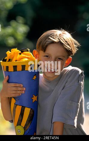 Garçon avec cône de l'école Banque D'Images