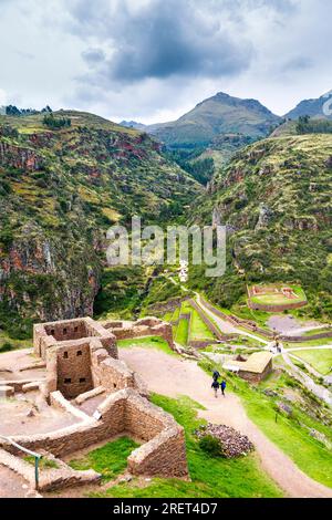 Vue de la ruine archéologique inca à Pisac, Vallée Sacrée, Pérou Banque D'Images