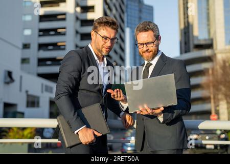 Planification de la stratégie de deux équipes commerciales. L'approche stratégique de deux équipes d'hommes d'affaires a été efficace pour atteindre leurs objectifs. Séjour de deux équipes d'affaires Banque D'Images