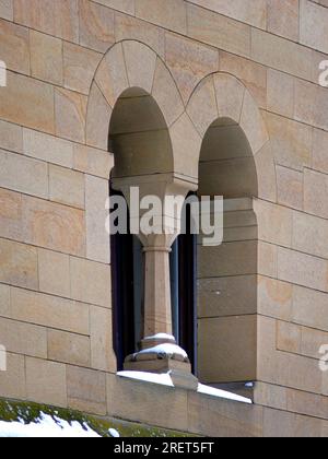 Fenêtre à arc rond, cour du monastère avec église du monastère et monastère de Maulbronn avec neige en hiver, BW, -D. Banque D'Images