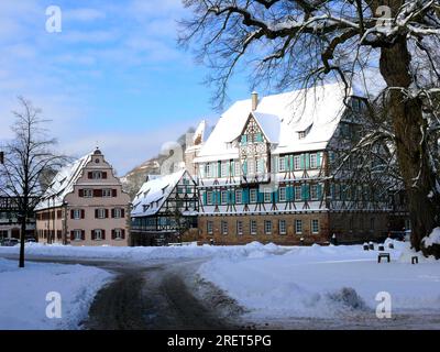 Cour du monastère avec hôtel de ville à Maulbronn Monastère avec neige en hiver, BW, -D, vue à travers la fenêtre du monastère Banque D'Images