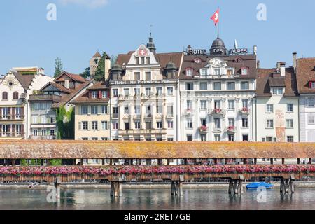 Le Kapellbrücke (Pont de la Chapelle) sur la Reuss, ville de Lucerne (Lucerne), Lucerne, Suisse Banque D'Images