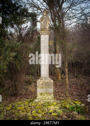 Waycross avec statue d'un évêque dans les bois du Burgenland Banque D'Images