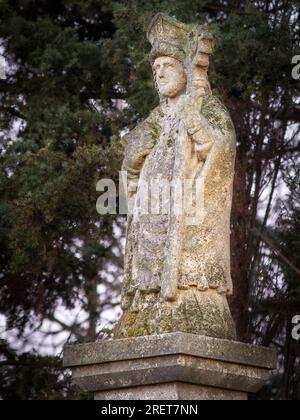 Waycross avec statue d'un évêque dans les bois du Burgenland Banque D'Images