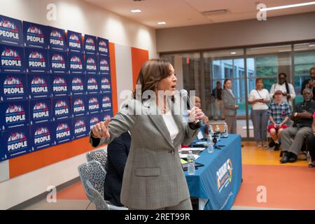 Boston (États-Unis d ' Amérique). 29 juillet 2023. Kamala Harris, vice-présidente des États-Unis, parlant à « démocratie pour le peuple » au Roxbury Community College à Boston, ma avant de prononcer un discours à la Convention nationale NAACP 2023 à Boston, crédit : Rick Friedman/Pool/Sipa USA crédit : SIPA USA/Alamy Live News Banque D'Images