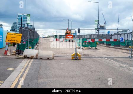 Londres, Royaume-Uni. 29 juillet 2023. Le pont Wandsworth ferme pour réparations pendant environ 10 semaines. Les gens peuvent traverser le pont à pied. Si vous faites du vélo, vous pouvez descendre et rouler votre vélo à travers. Préoccupations au sujet de l'accumulation de trafic sur les côtés du pont vieux de 83 ans alors que le pont Hammersmith est fermé. Appels à la suspension des restrictions de voisinage à faible circulation LTN et des caméras. Crédit : JOHNNY ARMSTEAD/Alamy Live News Banque D'Images