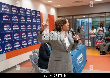 Boston, États-Unis. 29 juillet 2023. Kamala Harris, vice-présidente des États-Unis, s’adressant à « Democracy for the People » au Roxbury Community College à Boston, ma avant de prononcer un discours à la Convention nationale NAACP 2023 à Boston, crédit : Rick Friedman/Pool via CNP crédit : Abaca Press/Alamy Live News Banque D'Images