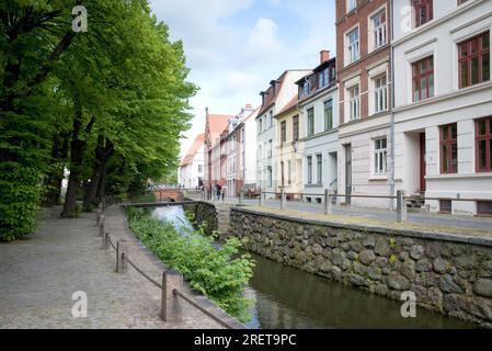 Dans les rues de la vieille ville de Wismar. Maisons colorées le long du canal de la rivière Grube, ville de Wismar, état Mecklembourg-Poméranie-Occidentale, Allemagne Banque D'Images