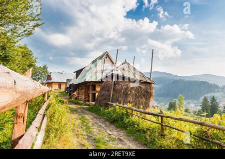Une ferme dans les montagnes ukrainiennes des Carpates Banque D'Images