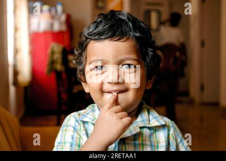 Un jeune garçon Ashwin du sud indien de 18 mois avec une expression mignonne, Karnataka, Inde du sud, Inde, Asie Banque D'Images